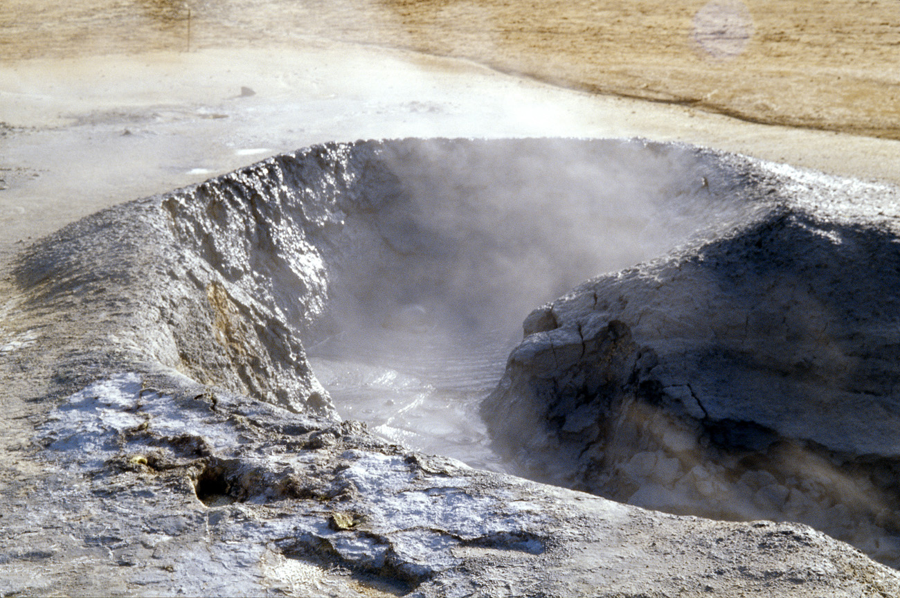 isl_260 namarfjall.jpg - Islande Nord, août 2003 : Namarfjall le champ géothermique d'Hverarönd, ensemble intéressant de solfatares, de marmites de boue et de fumerolles offrant une palette de couleurs remarquable, de l'ocre jaune au bleu-gris. Kodak Ektachrome 100 G